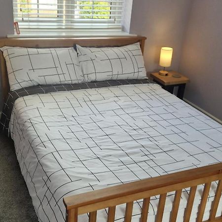 Double B&B Room In Southwater With Private Bathroom And Parking Eksteriør bilde